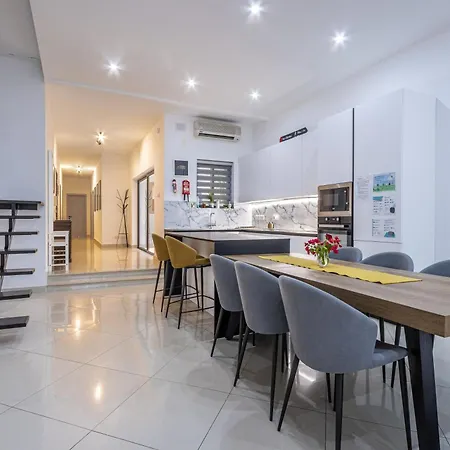 Spacious And Stylish Apartment *