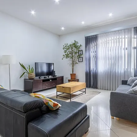 Spacious And Stylish Apartment *