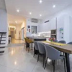 Spacious And Stylish Apartment *