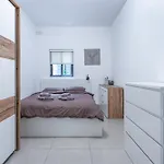 Spacious And Stylish Apartment *
