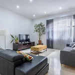Spacious And Stylish Apartment *
