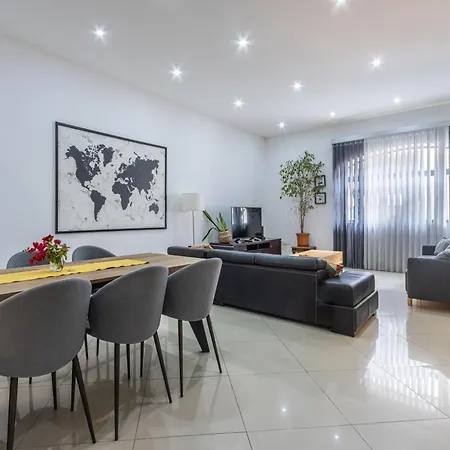 Spacious And Stylish Apartman