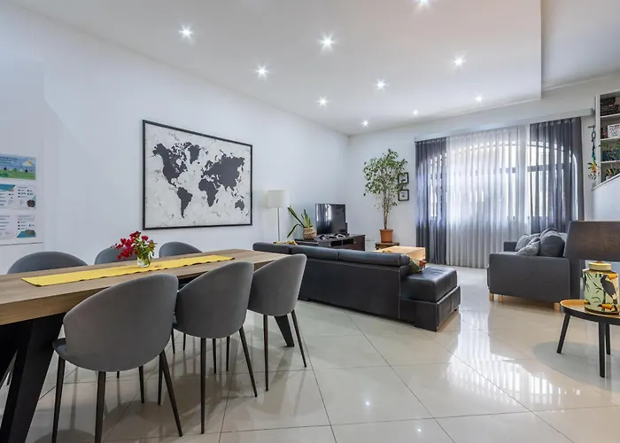 Spacious And Stylish Apartment