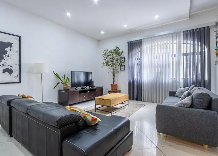 Spacious And Stylish Apartment *